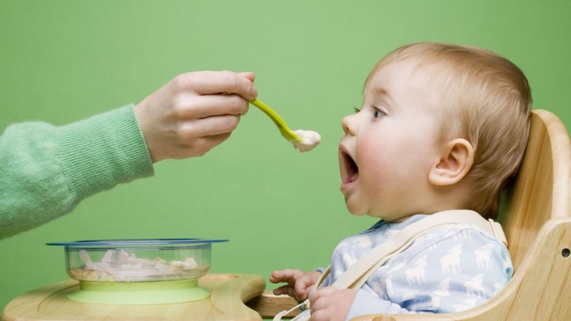 Khi nào là thời điểm thích hợp để bé bắt đầu ăn dặm?