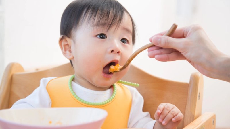 Những sai lầm thường gặp khi cho bé ăn dặm