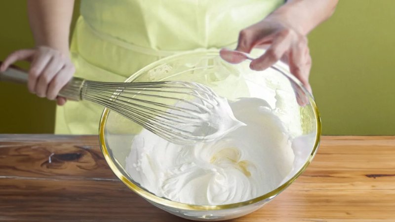 Làm sao để whipping cream không bị tách nước?