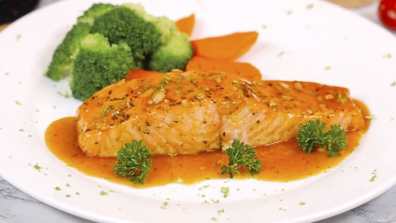 Mẹo nhỏ để cá hồi nướng ngon hơn