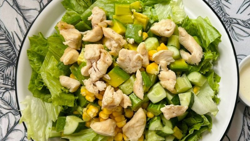 Những sai lầm khiến salad ức gà biến thành "bom calo"