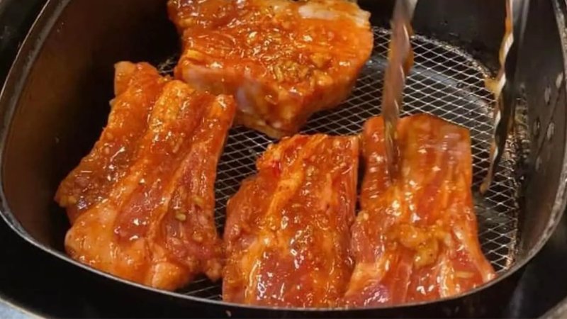 Sắp xếp sườn vào nồi