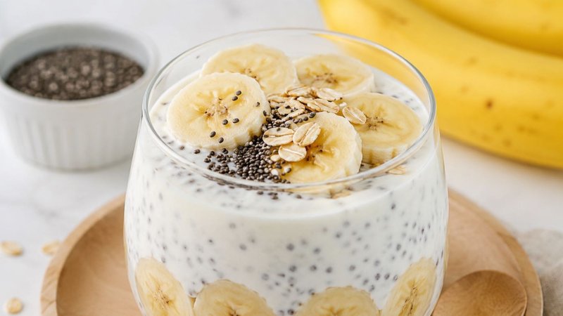 Yến mạch qua đêm chuối và hạt chia